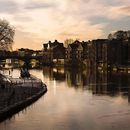 1st Floor Nunnery Modern, Romantic 1 Bed In Pass The Keys York