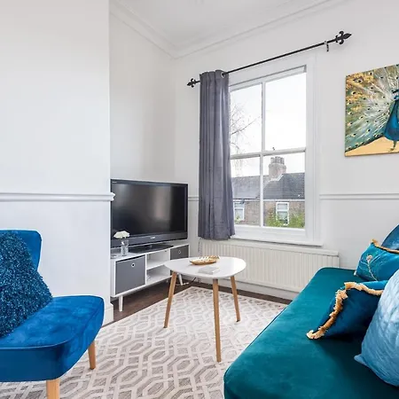 1st Floor Nunnery Modern, Romantic 1 Bed In Pass The Keys