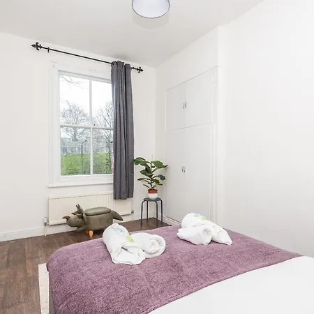 1st Floor Nunnery Modern, Romantic 1 Bed In Pass The Keys Apartment York