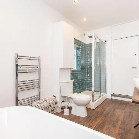 1st Floor Nunnery Modern, Romantic 1 Bed In Pass The Keys ヨーク