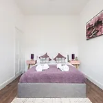 1st Floor Nunnery Modern, Romantic 1 Bed In Pass The Keys Apartment *