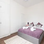 1st Floor Nunnery Modern, Romantic 1 Bed In Pass The Keys Apartment *