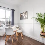 Apartment 1st Floor Nunnery Modern, Romantic 1 Bed In Pass The Keys York