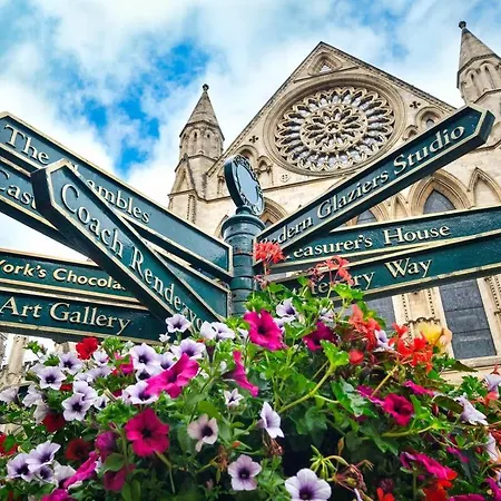 Lägenhet 1st Floor Nunnery Modern, Romantic 1 Bed In Pass The Keys *