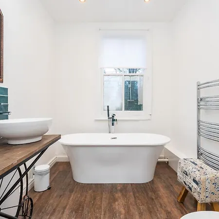 Apartment 1st Floor Nunnery Modern, Romantic 1 Bed In Pass The Keys York